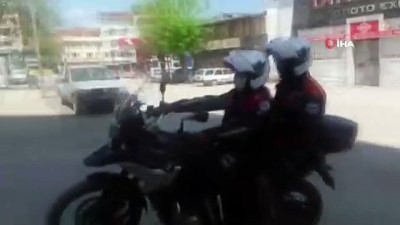 mahalle kavgasi -  Bursa'da mahalle kavgası pahalıya patladı...okağa çıkma kısıtlamasına uymayan 15 kişiye 47 bin 700 lira para cezası kesildi Videosu