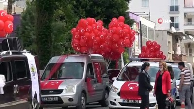  Erdemli Belediyesi'nden balonlu, bayraklı araç korteji