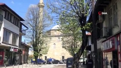 teravih namazi -  - Kosova'da Pandemi döneminde Ramazan'ın ilk günü Videosu