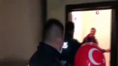  Minik Hamza Türk bayrağı istedi, polisler evine getirdi