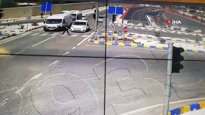 ilk mudahale -  Otomobilin çarptığı yayayı metrelerce savurduğu kaza kamerada Videosu