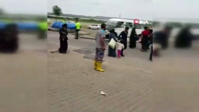 elektrik diregi -  Tarım işçilerini taşıyan minibüs elektrik direğine çarptı: 2 yaralı Videosu