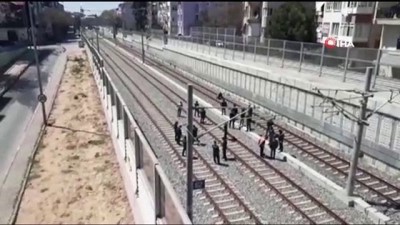 tren raylari -  Bakırköy-Yenimahalle arasında bir şahıs çantamda bomba var diyerek tren raylarına oturdu Videosu
