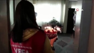  Evden çıkamayan 3 yaşındaki Zeynep’e doğum günü sürprizi