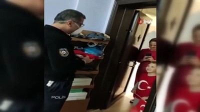   Minik Ömer’in istediği Türk bayrağını polisler kapısına getirdi