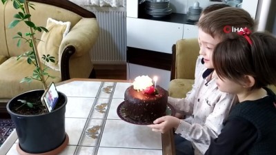  Sevimli üçüzler öğretmenlerinin doğum gününü görüntülü kutladı