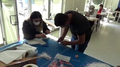   Silopi'de Gençlik Merkezinde günlük 10 bin maske üretiliyor
