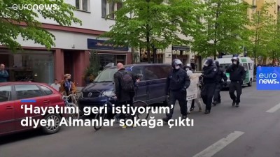 izinsiz gosteri - 'Hayatımı geri istiyorum' diyen Almanlar sokağa çıktı, polis çok sayıda göstericiyi gözaltına aldı Videosu