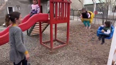 bulduk -  Sokağa çıkamayan çocukları için evinin bahçesinde park kurdu Videosu