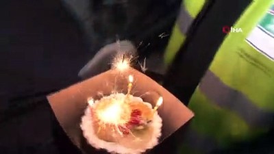 en yasli kadin -  Yaşlı kadının uzaktaki kızı belediyeyi aradı, doğum günü için ekipler seferber oldu Videosu