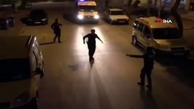 oyun havasi -  Vatandaşlar balkonlarından çaldı, polisler sokakta oynadı Videosu
