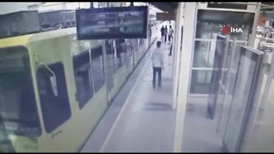 metro istasyonu -  Fenalaşıp rayların üzerine düşen genç hayatını kaybetti...O anlar kamerada Videosu