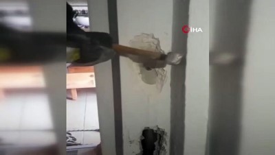  Havalandırma borusuna mahsur kalan yavru kedi duvar kırılarak kurtarıldı