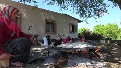 riva -  Sosyal mesafeye uyarak odun ateşinde  imece usulü ekmek yapıyor Videosu