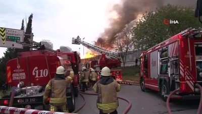  Bağcılar'da bulunan İSTOÇ geri dönüşüm tesisinde yangın çıktı. Yangına çok sayıda itfaiye ekibi müdahale ediyor.