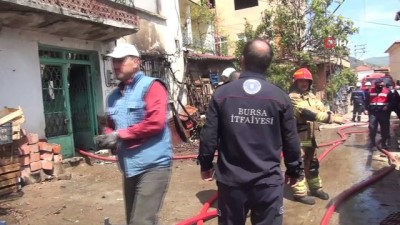 Orhangazi'de iki katlı ev yanarak küle döndü