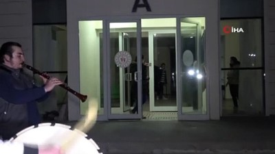  Sağlıkçılardan Elazığ'a özgü, davullu klarnetli sosyal mesafeli sahur halayı