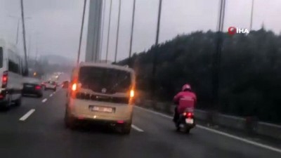  Köprüden geçen motosikletli kuryeye sürücüler kalkan oldu