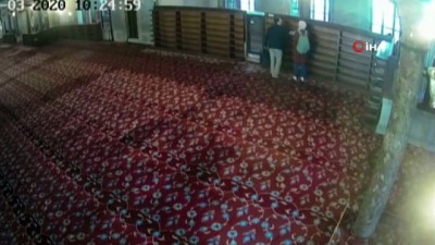  Sultanahmet Camisi'ndeki ayakkabı hırsızlığı kameraya böyle yansıdı