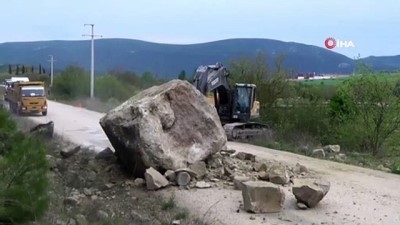  Bilecik’te dağdan düşen kaya parçası 4 köye giden yolu kapattı