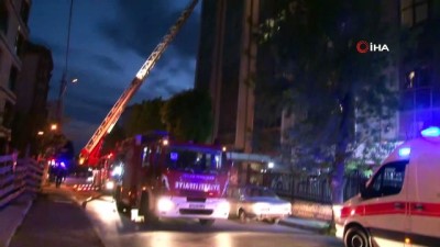  Maltepe'de 15 katlı binanın çatısındaki yangın itfaiyeyi harekete geçirdi