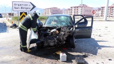tahkikat -  Erzincan'da çekiciyle otomobil çarpıştı: 3 yaralı Videosu