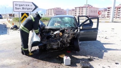  Erzincan'da çekiciyle otomobil çarpıştı: 3 yaralı