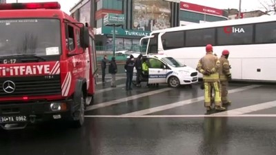  Esenler’de virajı alamayan kamyon bariyerlere çarparak devrildi