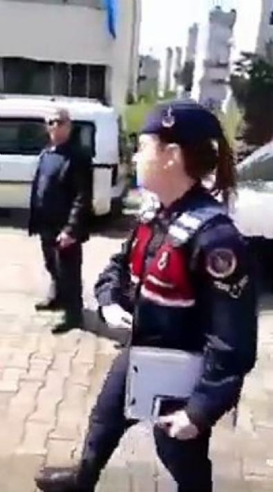 Görevini yapan jandarmaya tepki gösterdiler!