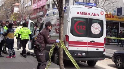  Kaldırıma çıkan otomobilin 2 kişiye çarptığı anlar kamerada