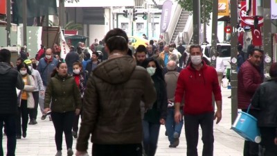   Karşıyaka'da uyarılara aldırış etmeyen vatandaşlar sokakta