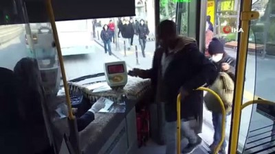  Konya Büyükşehir toplu ulaşımı kullanan yolculara maske dağıttı