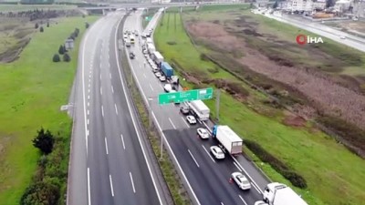  Korona virüs denetimi nedeniyle kilometrelerce araç kuyruğu oluştu