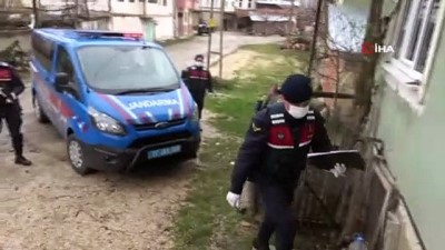  Maaşını alan Abdurrahman amca, memnuniyetini askere dua ederek gösterdi