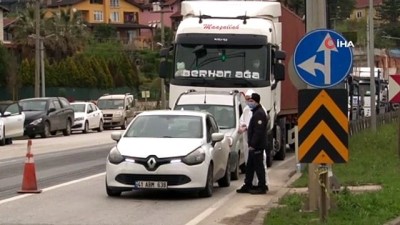  Sakarya giriş ve çıkışlarında seyahat belgesi bulunmayan araçlar geri çevrildi