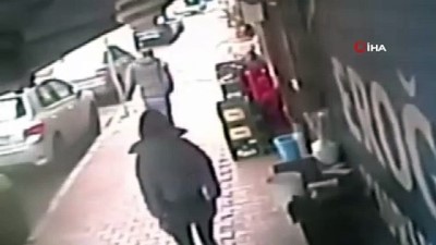 kapkac -  Yolda yürüyen kadına kabus yaşattı, 500 metre sonra polis yakaladı... O anlar kamerada Videosu