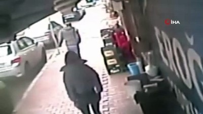  Yolda yürüyen kadına kabus yaşattı, 500 metre sonra polis yakaladı... O anlar kamerada