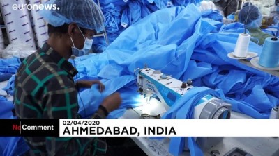Hindistan'da tekstil atölyeleri aralıksız maske ve önlük üretiyor