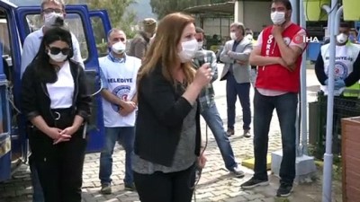  Balçova'da fırça saplarıyla sosyal mesafeli 1 Mayıs halayı