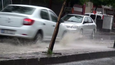 saganak yagmur -  Boş cadde ve sokaklar yağmur sonrası göle döndü Videosu