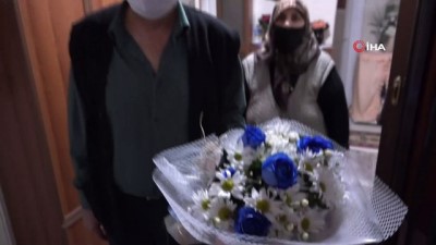   Elazığ'da evden çıkamayan emekli işçilere çiçekli vefa