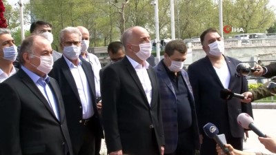  TÜRK-İŞ Cumhuriyet Anıtı'na çelenk bıraktı