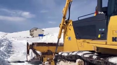  Yılın 6 ayı kardan kapalı olan karayolunu açma çalışmaları devam ediyor