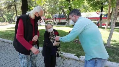 Akhisar Belediyesi sokaklardaki 65 yaş ve üzeri anneleri unutmadı