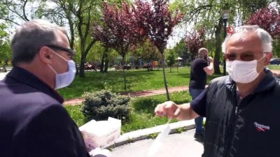 sosyal adalet -  Büyükşehir belediyesi sokağa çıkan 65 yaş ve üstü vatandaşlara parklarda maske dağıttı Videosu