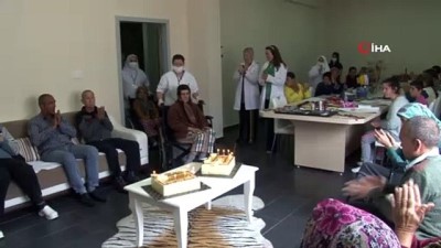  Evlat özlemini türküyle dile getirdi