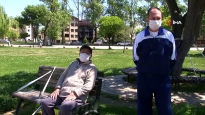 gunesli hava -  Kısıtlama gününde boş cadde ve sokaklar onların oldu Videosu