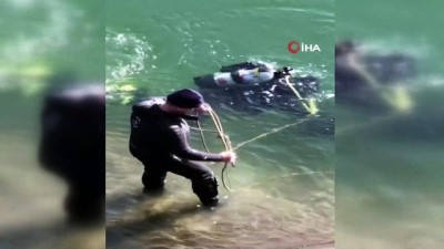 demir korkuluk -  Köprüden ırmağa atlayan gencin cesedi gözyaşlarıyla çıkartıldı Videosu