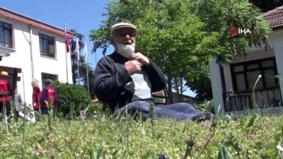 gunesli hava -  Sokağa çıkar çıkmaz kendini çimenlere atarak gazetecilere şiir okudu Videosu