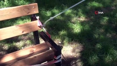  Sosyal mesafeli banklar dezenfekte edildi